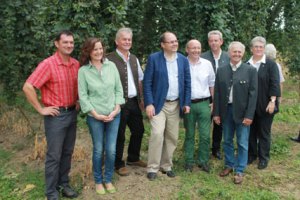 Hopfenanbauer, BLWM Schmidt und Bundes,- Landes Vorstände Hopfenanbaus in der Hallertau bei Hopfenfarm METZGER in Altdürnbuch